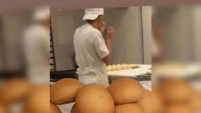 Captan a panadero lamiendo pan al interior de un supermercado en Antofagasta Captan a panadero lamiendo pan al interior de un supermercado en Antofagasta