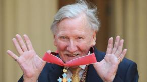 Muere Leslie Phillips, actor que interpretó al sombrero seleccionador de Harry Potter, a los 98 años Muere Leslie Phillips, actor que interpretó al sombrero seleccionador de Harry Potter, a los 98 años