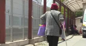 [VIDEO] Denuncian a mujer que estaría drogando a adultos mayores: dice ser funcionaria de salud