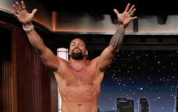 Jason Momoa sorprende al desnudarse en plena entrevista para mostrar vestuario de su nuevo personaje Jason Momoa sorprende al desnudarse en plena entrevista para mostrar vestuario de su nuevo personaje
