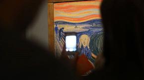 Militantes antipetróleo intentan pegar sus manos a "El Grito" de Munch en Oslo Militantes antipetróleo intentan pegar sus manos a "El Grito" de Munch en Oslo