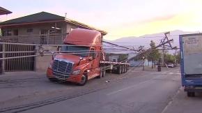 Camión arrasa con cables y bota al menos 10 postes de luz en San Joaquín Camión arrasa con cables y bota al menos 10 postes de luz en San Joaquín