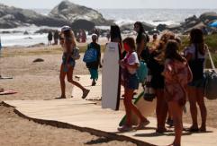 Alcalde de Zapallar busca imponer "toque de queda" para menores de edad durante el verano