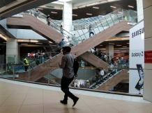 Mujer acusa que sufrió robo y fue amenazada con un arma en una tienda en mall Costanera Center