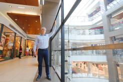 Mall Costanera Center reemplaza rejas por defensas de cristal de 2,5 metros para evitar suicidios Mall Costanera Center reemplaza rejas por defensas de cristal de 2,5 metros para evitar suicidios
