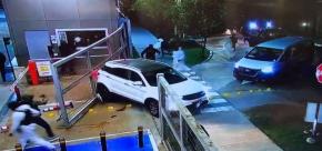 Revelan impactante registro en que turba de delincuentes intenta robar bodega en Renca Revelan impactante registro en que turba de delincuentes intenta robar bodega en Renca