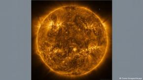 Observan una "serpiente" que se desliza por la superficie del Sol antes de una erupción masiva Observan una "serpiente" que se desliza por la superficie del Sol antes de una erupción masiva