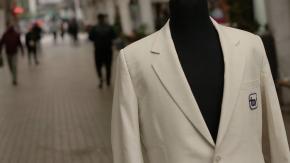 "Catar 13" trae de vuelta la chaqueta blanca: la historía de la mítica indumentaria de Deportes