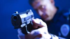 Policía enseñaba cómo ser un buen funcionario en escuela y le disparó accidentalmente a un alumno Policía enseñaba cómo ser un buen funcionario en escuela y le disparó accidentalmente a un alumno