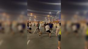 Batalla campal: hinchas argentinos y mexicanos protagonizan brutal pelea en las calles de Catar Batalla campal: hinchas argentinos y mexicanos protagonizan brutal pelea en las calles de Catar