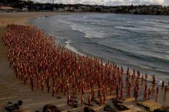 Tunick otra vez: Miles de personas se desnudan por arte en icónica playa de Sídney Tunick otra vez: Miles de personas se desnudan por arte en icónica playa de Sídney