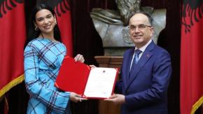 Dua Lipa: por qué la estrella del pop británica recibió la ciudadanía albanesa Dua Lipa: por qué la estrella del pop británica recibió la ciudadanía albanesa