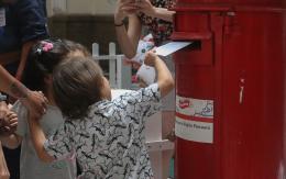 Correos Chile lanza su campaña de Navidad 2022: Cómo leer las cartas y enviar un regalo a un niño
