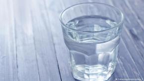 Estudio desmitifica que el ser humano necesita beber dos litros de agua al día Estudio desmitifica que el ser humano necesita beber dos litros de agua al día