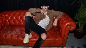 Bad Bunny sufre caída en medio de sus bailarines en pleno concierto en Guatemala Bad Bunny sufre caída en medio de sus bailarines en pleno concierto en Guatemala
