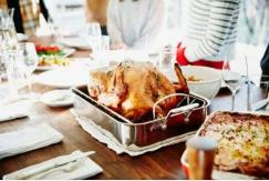 Abuela genera controversia al cobrarle a su familia por hacer la cena de Navidad Abuela genera controversia al cobrarle a su familia por hacer la cena de Navidad
