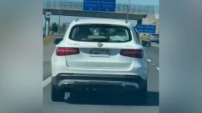 "Una medida a la chilena": Viralizan video de auto de lujo que disfrazó marca para evitar encerronas "Una medida a la chilena": Viralizan video de auto de lujo que disfrazó marca para evitar encerronas