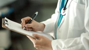 Detienen a 29 médicos extranjeros que emitían licencias fraudulentas en la Región Metropolitana Detienen a 29 médicos extranjeros que emitían licencias fraudulentas en la Región Metropolitana