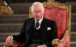 Detienen a otro joven en Inglaterra por lanzar un huevo al rey Carlos III Detienen a otro joven en Inglaterra por lanzar un huevo al rey Carlos III