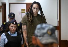 Rusia libera a la estrella de la WNBA, Brittney Griner, a cambio de un traficante de armas