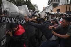 Protestas en Perú piden liberar a Castillo tras fallido autogolpe Protestas en Perú piden liberar a Castillo tras fallido autogolpe