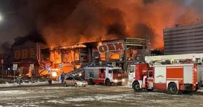 Moscú combate enorme incendio en un suburbio Moscú combate enorme incendio en un suburbio