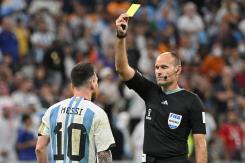 "No pueden poner a uno que no está a la altura": El reclamo de Messi contra el arbitraje