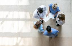 Médicos británicos presentan tratamiento contra una forma de leucemia Médicos británicos presentan tratamiento contra una forma de leucemia