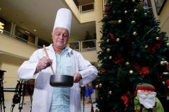 Diputado Palma (PH) llega al Congreso con una olla, acusando “cocina” en acuerdo constituyente Diputado Palma (PH) llega al Congreso con una olla, acusando “cocina” en acuerdo constituyente