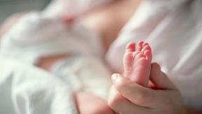 "Un bebé milagroso": Joven madre agradece a su hijo por ayudar a detectar tumor cerebral "Un bebé milagroso": Joven madre agradece a su hijo por ayudar a detectar tumor cerebral