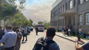 Bomberos combate incendio en Santiago: Emergencia se registra en dependencias de Chilevisión y CNN Bomberos combate incendio en Santiago: Emergencia se registra en dependencias de Chilevisión y CNN