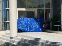 Familia de Llaitul se encadena a Contraloría: “Preparan leyes comunes para perseguir al mapuche" Familia de Llaitul se encadena a Contraloría: “Preparan leyes comunes para perseguir al mapuche"