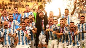 Tardó, pero llegó: El momento en que Messi y Argentina levantan el trofeo de campeón del mundo Tardó, pero llegó: El momento en que Messi y Argentina levantan el trofeo de campeón del mundo