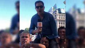 Locura total: periodista chileno termina en andas mientras cubría los festejos en Argentina Locura total: periodista chileno termina en andas mientras cubría los festejos en Argentina
