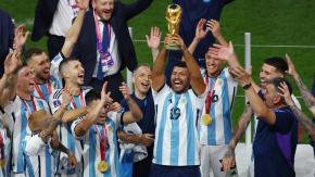 Argentina rompió una tradición: ¿Quiénes pueden tocar la Copa del Mundo y dónde está la original? Argentina rompió una tradición: ¿Quiénes pueden tocar la Copa del Mundo y dónde está la original?