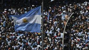 Durante festejos: Hincha argentino murió ahorcado por bandera que se enredó en la llanta de su moto Durante festejos: Hincha argentino murió ahorcado por bandera que se enredó en la llanta de su moto