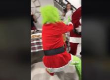 Los niños se escondieron: Celebración de Navidad se hizo viral en TikTok por la aparición del Grinch Los niños se escondieron: Celebración de Navidad se hizo viral en TikTok por la aparición del Grinch