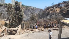 Incendio en Valparaíso: Heridos leves por derrumbe tras remoción de escombros Incendio en Valparaíso: Heridos leves por derrumbe tras remoción de escombros