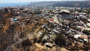 "Habían familias sacándose fotos": Bomberos acusó que no los dejaban pasar durante incendio en Viña "Habían familias sacándose fotos": Bomberos acusó que no los dejaban pasar durante incendio en Viña