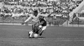 Historias del Rey con Chile: El día en que "Chita" Cruz le bajó el pantalón a Pelé en pleno partido Historias del Rey con Chile: El día en que "Chita" Cruz le bajó el pantalón a Pelé en pleno partido