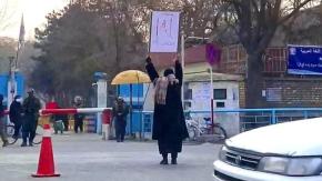 La mujer que desafió el veto del Talibán a la educación femenina con el Corán en la mano La mujer que desafió el veto del Talibán a la educación femenina con el Corán en la mano