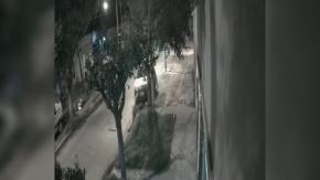 Hombre se colgó de su camioneta para evitar un robo y murió tras chocar contra un árbol Hombre se colgó de su camioneta para evitar un robo y murió tras chocar contra un árbol