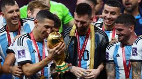 ¿Y la original? Messi levantó una copa falsa en Catar 2022 y así se enteró del chascarro ¿Y la original? Messi levantó una copa falsa en Catar 2022 y así se enteró del chascarro