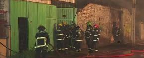 Incendio afecta a fábrica de muebles en Conchalí: Vivienda colindante fue consumida por las llamas Incendio afecta a fábrica de muebles en Conchalí: Vivienda colindante fue consumida por las llamas