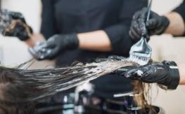 Denuncian que peluquería cobró $450.000 a canadiense por teñirle el pelo: Joven no hablaba español Denuncian que peluquería cobró $450.000 a canadiense por teñirle el pelo: Joven no hablaba español