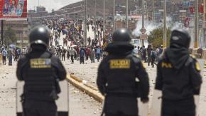 Policía muere calcinado al interior de una patrulla en medio de violentos desmanes en Perú Policía muere calcinado al interior de una patrulla en medio de violentos desmanes en Perú