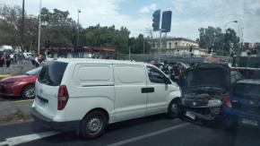 Persecución de "motochorros" deja accidente de tránsito: Patrulla chocó contra un taxi en Santiago Persecución de "motochorros" deja accidente de tránsito: Patrulla chocó contra un taxi en Santiago