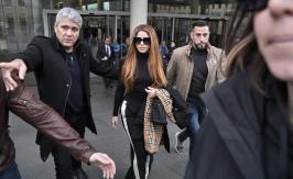 Una bruja mirando a casa de su exsuegra: El video de Shakira que sigue la polémica con Piqué Una bruja mirando a casa de su exsuegra: El video de Shakira que sigue la polémica con Piqué