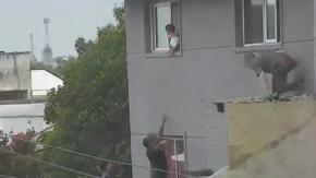 Dramático rescate de un bebé que caminaba por la cornisa de un segundo piso: papá se había dormido Dramático rescate de un bebé que caminaba por la cornisa de un segundo piso: papá se había dormido