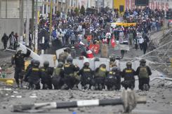 Enfrentamientos en manifestaciones para pedir renuncia de presidenta de Perú Enfrentamientos en manifestaciones para pedir renuncia de presidenta de Perú